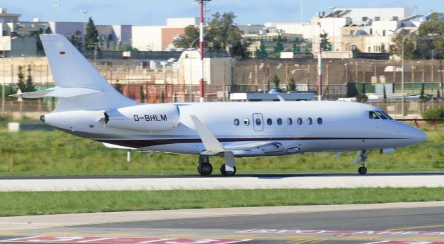 Dassault Falcon 2000 (D-BHLM) - On dep RW31