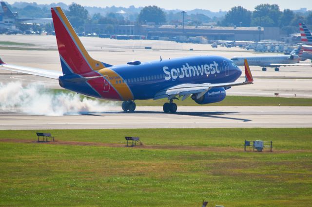 Boeing 737-700 (N479WN) - Landing on Rwy 18C