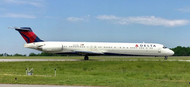 McDonnell Douglas MD-88 (N907DL)