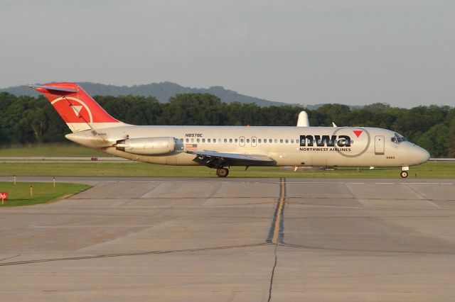 McDonnell Douglas DC-9-30 (N8978E)