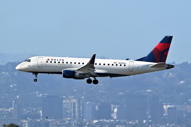 Embraer 175 (N290SY)