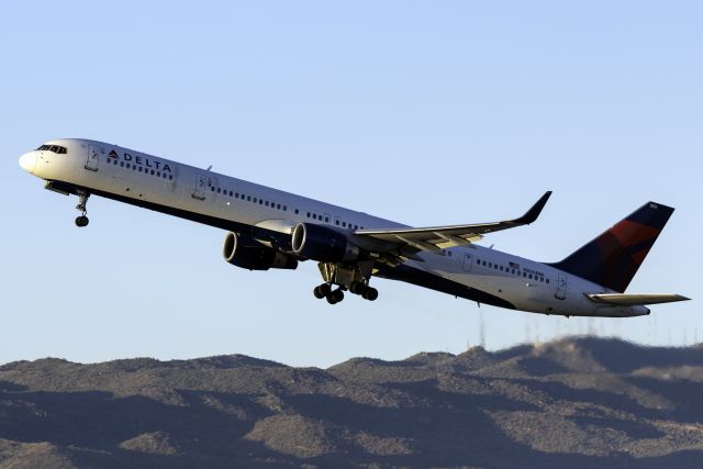 BOEING 757-300 (N596NW)