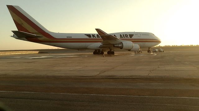 Boeing 747-400 (N745CK) - Un Boeing 747-400 de Kalitta Air sur le tarmac à Vatry (photo 2)