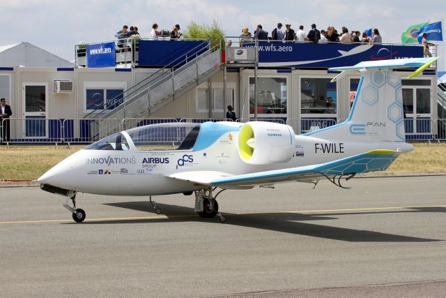 AIRBUS E-Fan (F-WILE) - E-Fan : Prototype davion à propulsion électrique conçu par Airbus lancé en 2011 et annulé en 2017