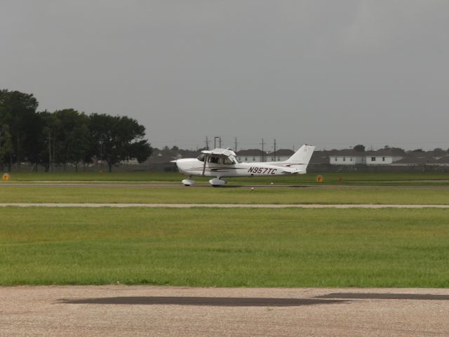 Cessna Skyhawk (N957TC) - N957TC does a touch-and-go at West Houston airport