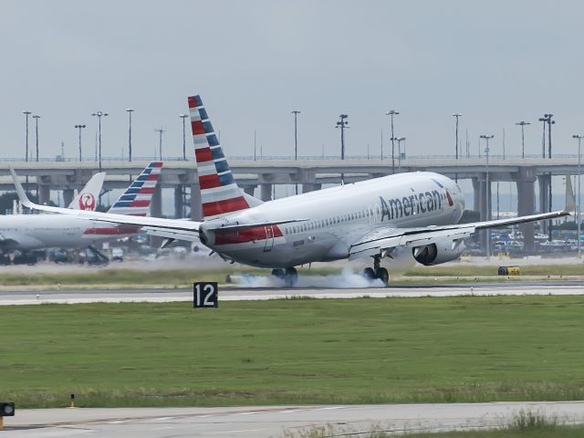 Boeing 737-800 (N884NN)