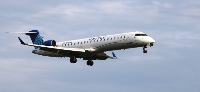 Canadair Regional Jet CRJ-700 (N792SK) - About to touch down is this 2009 United Airlines Express Mitsubshi CRJ-701ER in the Autumn of 2023.