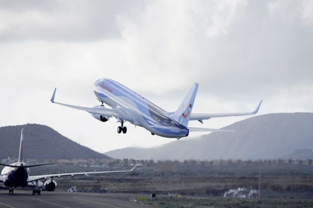 Boeing 737-800 (G-TAWR)