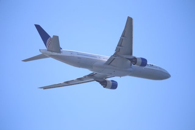 Boeing 777-200 (N219UA)
