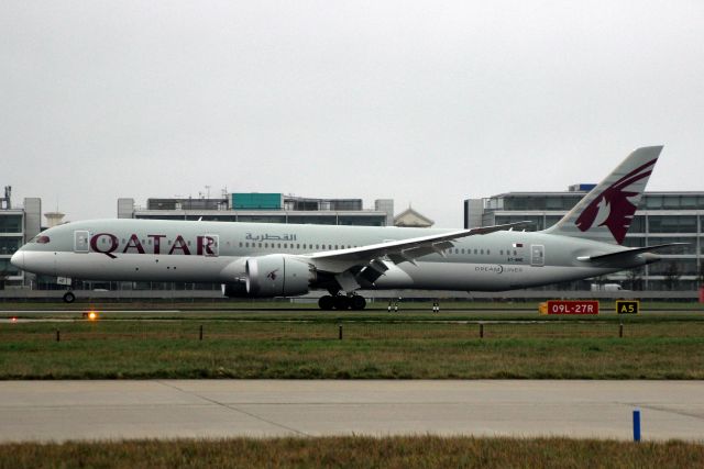 Boeing 787-9 Dreamliner (A7-BHE) - Touching down on rwy 27R on 30-Nov-20 operating flight QTR8864 from OTHH.