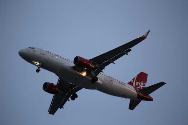 Airbus A320 (N281VA)