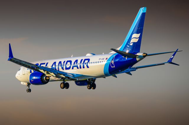 Boeing 737-700 (TF-ICE)