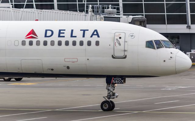 BOEING 757-300 (N587NW)