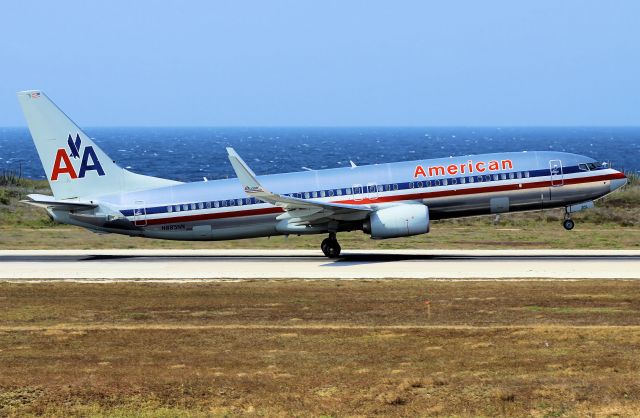 Boeing 737-800 (N885NN)