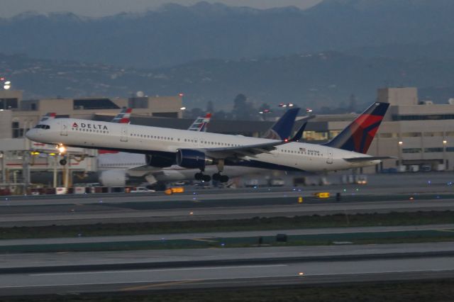 BOEING 757-300 (N587NW)