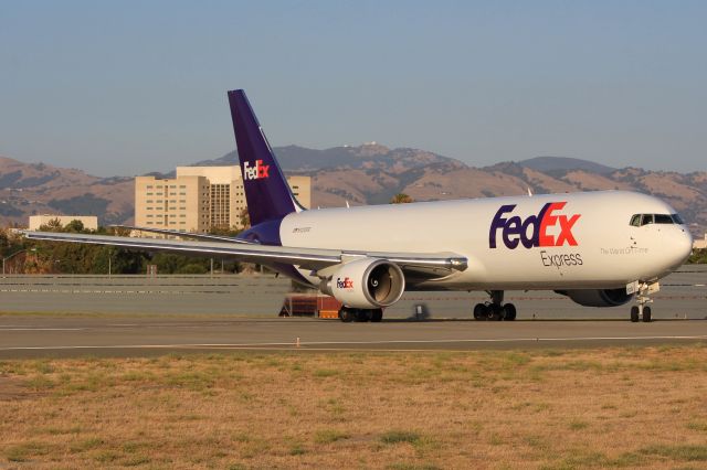 BOEING 767-300 (N120FE)
