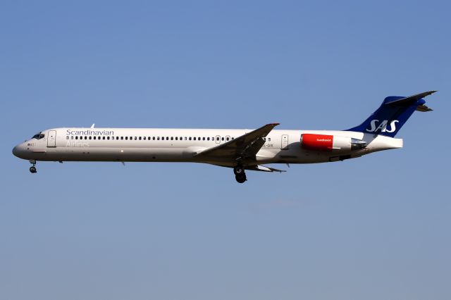 McDonnell Douglas MD-82 (SE-DIK)