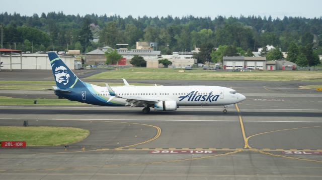 Boeing 737-800 (N564AS) - AS1077 LAX-PDX 5/20/23