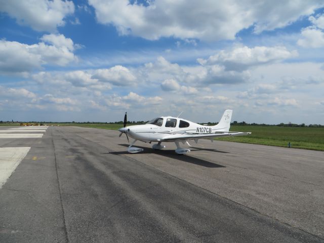 Cirrus SR-22 (N107CB)