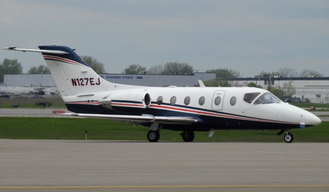 Beechcraft Beechjet (N127EJ) - Hawker 400A taxiing to runway 23