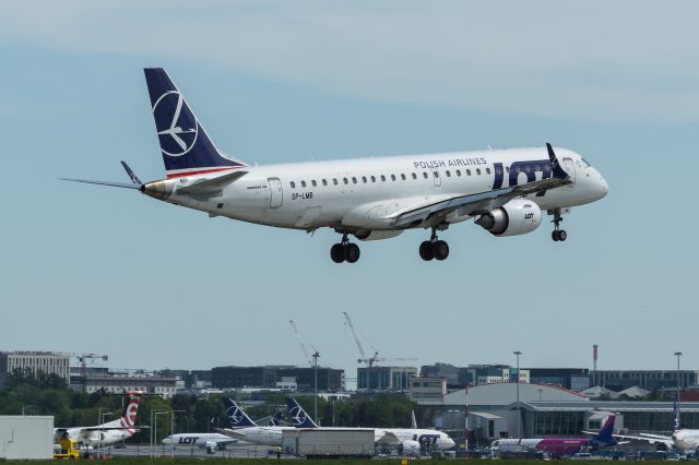 Embraer ERJ-190 (SP-LMB) - WAW SPOTTING
