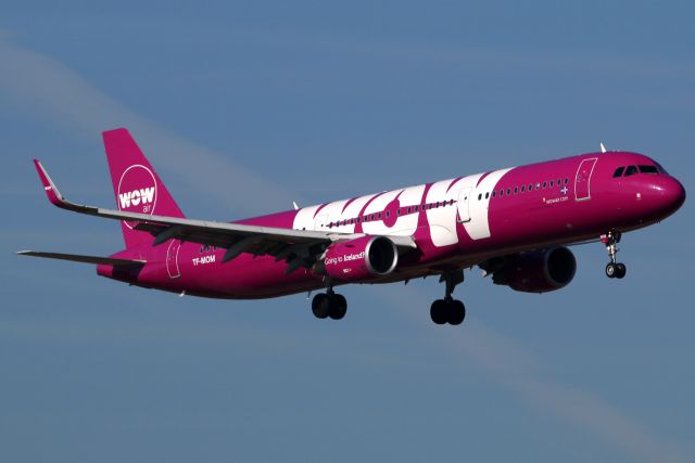 Airbus A321 (TF-MOM)