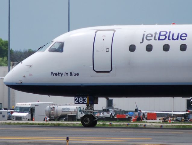 Embraer ERJ-190 (N283JB) - Pretty in Blue - 4/8/10