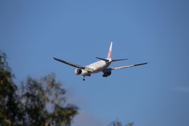 BOEING 777-300ER (B-18051)