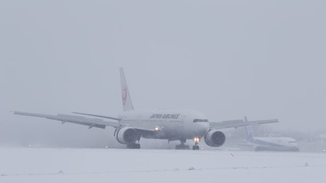 Boeing 777-200 (JA8979) - Japan Airlines / Boeing 777-289br /Dec.05.2015 Hakodate Airport [HKD/RJCH] JAPAN