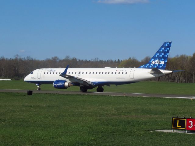 Embraer ERJ-190 (N187JB) - Take off runway 34.