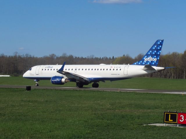 Embraer ERJ-190 (N187JB) - Take off runway 34.