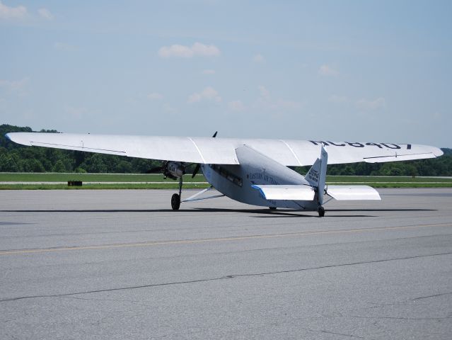 — — - Media flight taxiing out to runway 20 at KJQF - 5/31/12