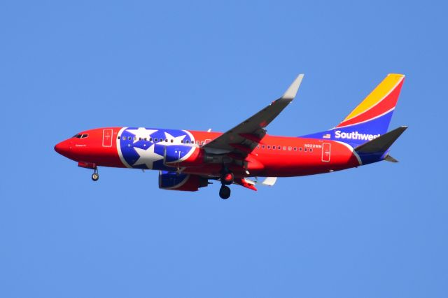 Boeing 737-700 (N922WN) - Southwest 737-7H4 on final approach to Nashville March 29, 2016. Paint shceme is "Tennessee One" with the 3 stars like on the Tennessee state flag.