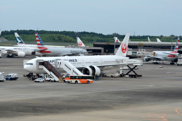 BOEING 777-300 (JA743J)