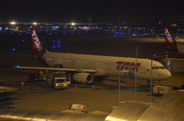 Airbus A321 (PR-MXB) - Luzes da cidade ao fundo.