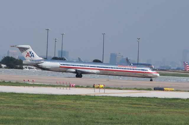 McDonnell Douglas MD-80 (N966AA)