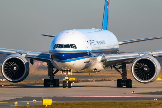 Boeing 777-200 (B-2010)