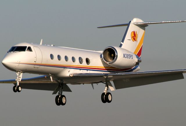 N385PD — - This beautiful G-IV (cn 1088) is caught on short final to Rwy 30 at Long Beach.