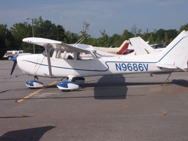 Cessna Skyhawk (N9686V) - C172 tied down in row 1 at CCO