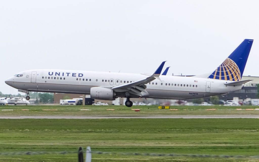 Boeing 737-900 (N69816)