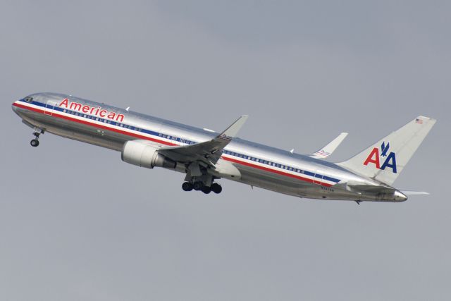 BOEING 767-300 (N347AN) - N347AN  Boeing  B767-323  AAL  KLAX  20130304  4029