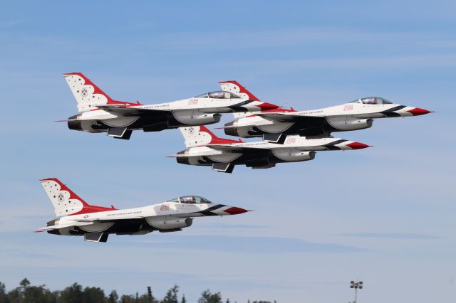 Lockheed F-16 Fighting Falcon — - Thunderbirds flying diamond formation 