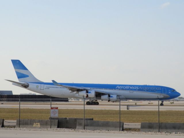 Airbus A340-300 (LV-CSD)