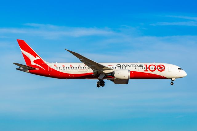 Boeing 787-9 Dreamliner (VH-ZNJ) - Qantas 787-9 in Qantas 100th anniversary special livery landing at DFW on 12/25/22. Taken with a Canon R7 and Tamron 70-200 G2 lens.