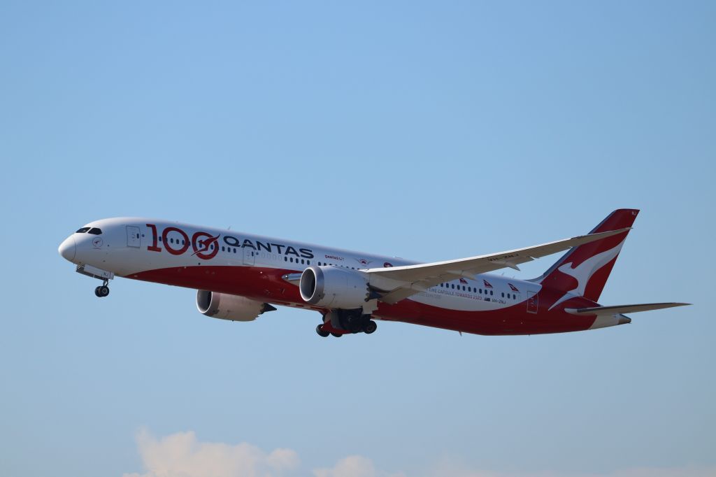 VH-ZNJ — - Vh-Znj operating qf21 for Tokyo 