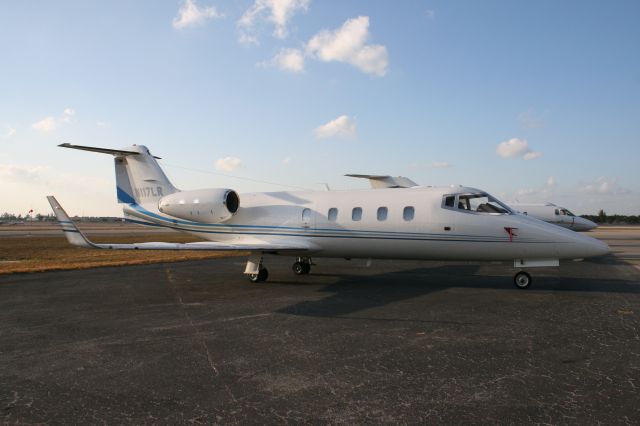 Learjet 35 (N117LR)