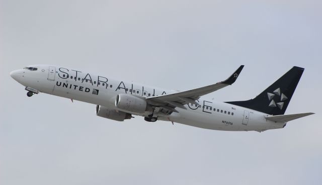 Boeing 737-800 (N76516) - Love the Star Alliance livery!