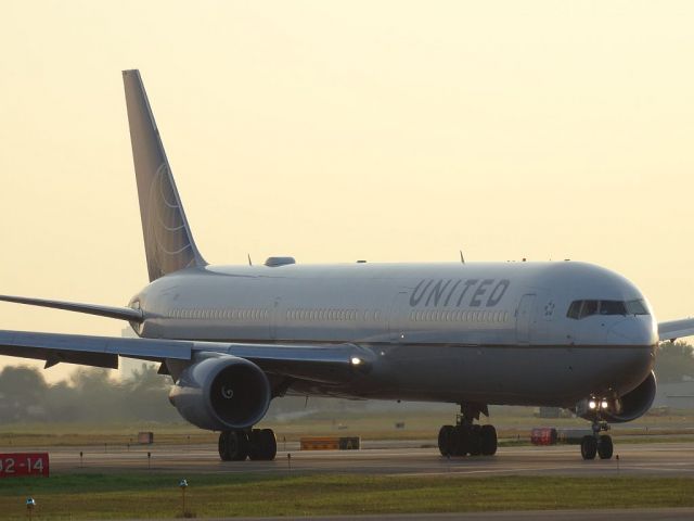 BOEING 767-400 (N76062)