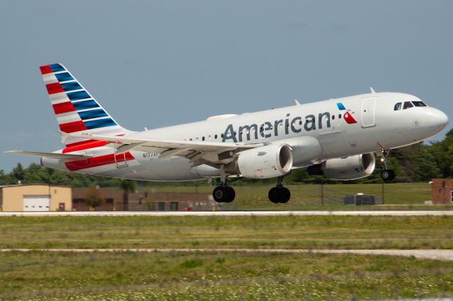 Airbus A319 (N177XF) - American 2014 glides past the 1,000 ft markings just before gracing Runway 13 after a 2 hour and 37 minute flight from Phoenix. This aircraft wears the rather strange for AA reg of N177XF. Photo taken August 8, 2020 at 1:23 PM CDT with Nikon D3200 at 185mm.