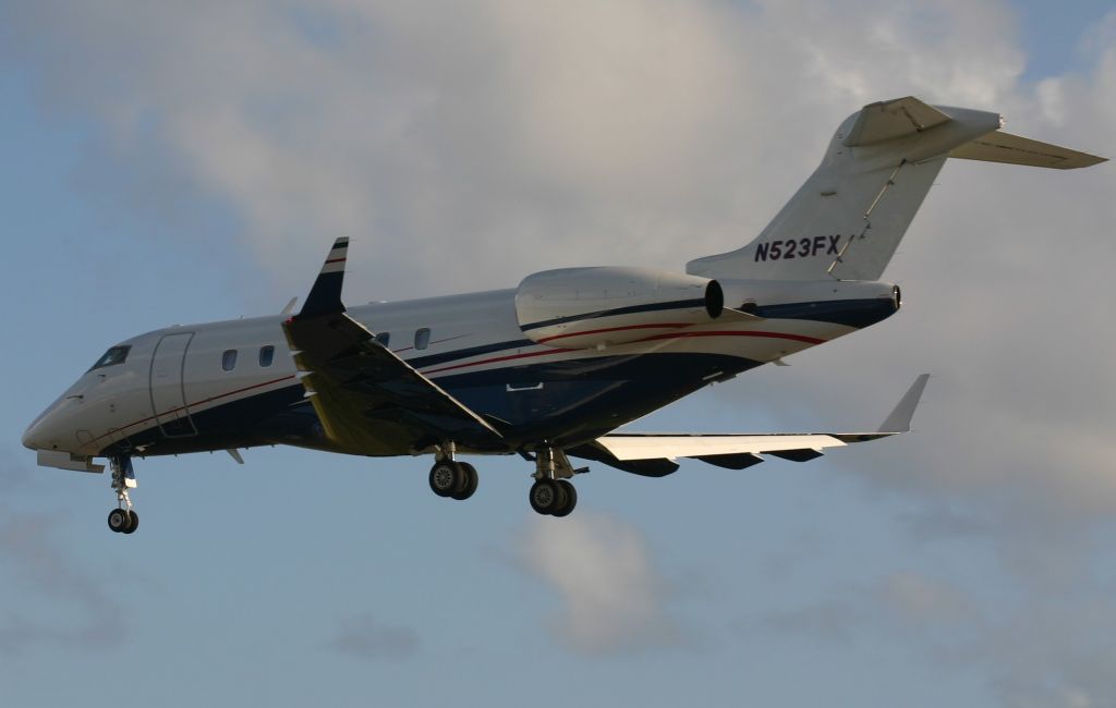 Bombardier Challenger 300 (N523FX)